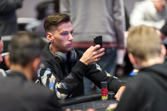 How Online Poker Apps Leverage Texting to Secure, Attract, and Engage Players